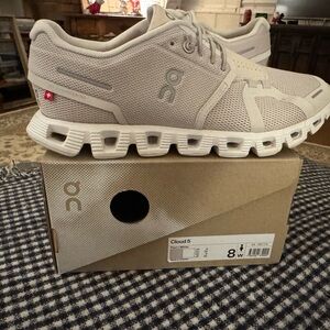 On Cloud Women’s 5 Sneakers